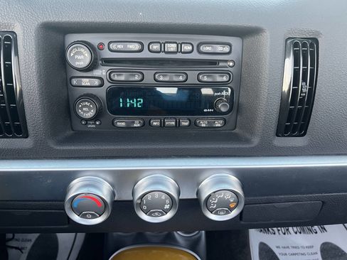 Used 2004 Chevrolet SSR w/ Preferred Equipment Group image 25