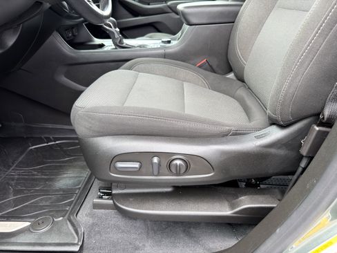 Used 2023 Chevrolet Traverse LT FWD image 29