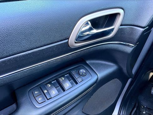 Used 2015 Jeep Grand Cherokee Limited w/ Luxury Group II image 31