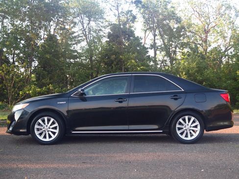 Used 2012 Toyota Camry XLE w/ Convenience Pkg FWD image 2