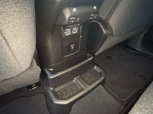 Used 2025 Jeep Wrangler Unlimited Sahara image 24