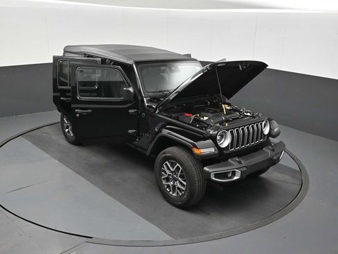 Used 2025 Jeep Wrangler Unlimited Sahara AWD/4WD image 26