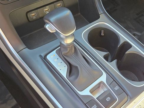 Used 2024 Kia Carnival LX image 24