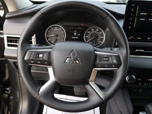 Used 2025 Mitsubishi Outlander SE FWD image 29