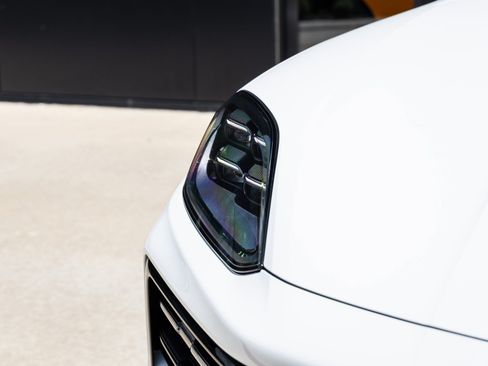 Certified 2025 Porsche Cayenne AWD/4WD image 18