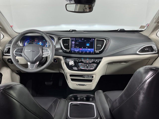 Used 2023 Chrysler Pacifica Touring-L FWD image 9