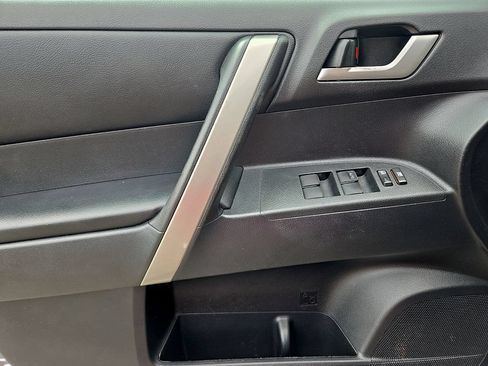 Used 2012 Toyota Highlander SE w/ Tow Pkg AWD/4WD image 13