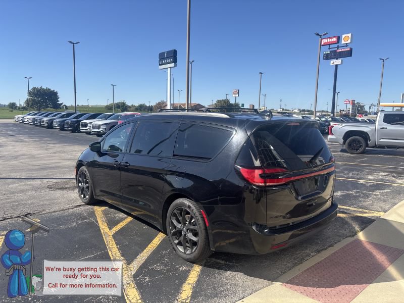 Used 2025 Chrysler Pacifica Limited FWD image 3