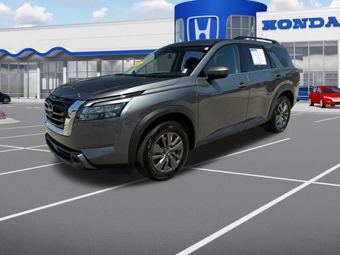 Used 2025 Nissan Pathfinder SV FWD image 3