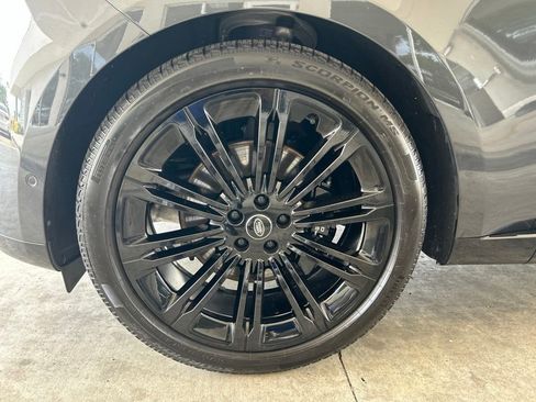 Used 2025 Land Rover Range Rover Long Wheelbase SE AWD/4WD image 15