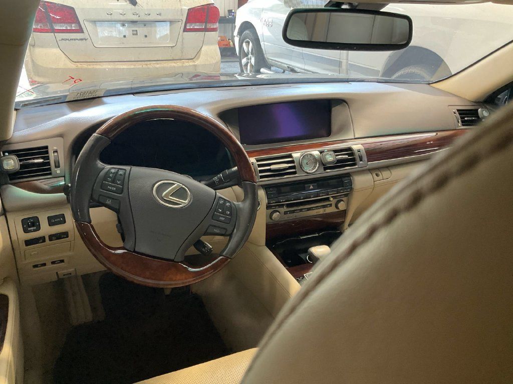 Used 2016 Lexus LS 460 w/ Comfort Package RWD image 6