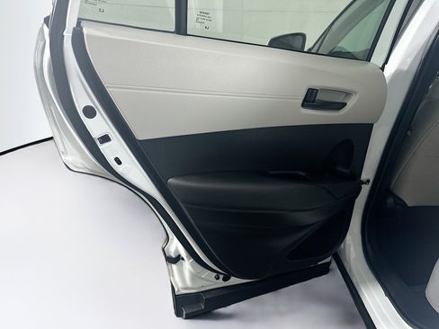 Used 2024 Toyota Corolla Cross LE image 27