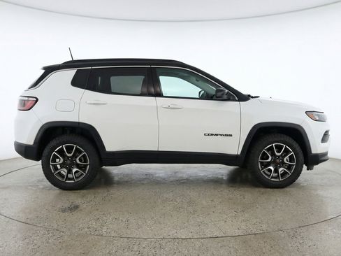Used 2025 Jeep Compass Trailhawk AWD/4WD image 11