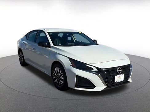 Used 2025 Nissan Altima 2.5 SV image 3