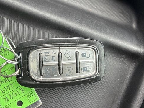 Used 2019 Chrysler Pacifica Touring-L image 28