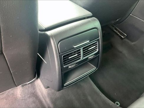 Used 2013 Volkswagen Touareg VR6 image 11