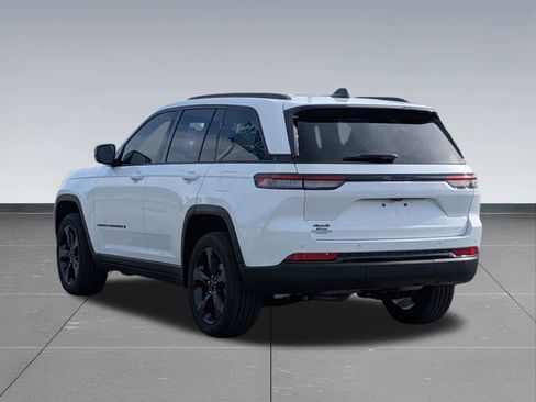 Used 2023 Jeep Grand Cherokee Altitude AWD/4WD image 3