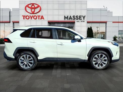 Used 2022 Toyota RAV4 XLE Premium image 3