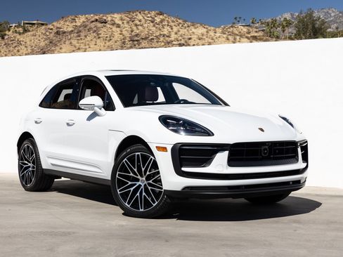 Certified 2026 Porsche Macan AWD/4WD image 9