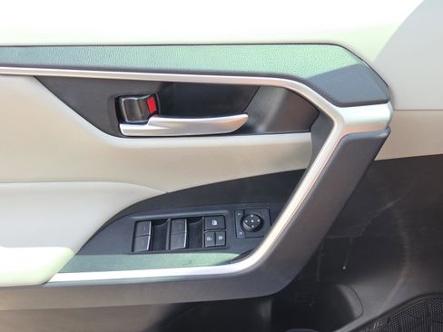 Certified 2025 Toyota RAV4 XLE w/ Convenience Package FWD image 18