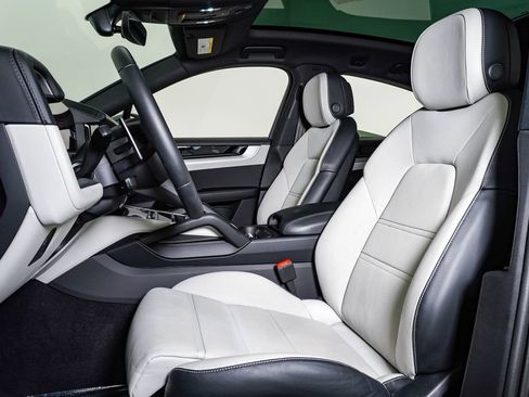 Certified 2025 Porsche Cayenne Coupe AWD/4WD image 5