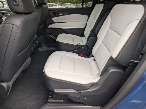 Used 2024 Chevrolet Traverse RS FWD image 23