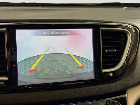 Used 2024 Chrysler Pacifica Touring-L FWD image 21