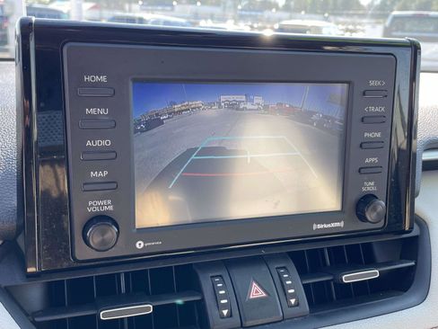 Used 2022 Toyota RAV4 XLE Premium image 21