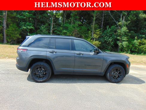 Certified 2024 Jeep Grand Cherokee Altitude RWD image 12