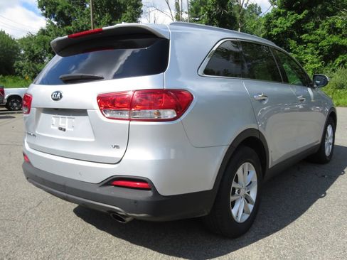 Used 2017 Kia Sorento AWD w/ LX V6 Convenience Package image 5