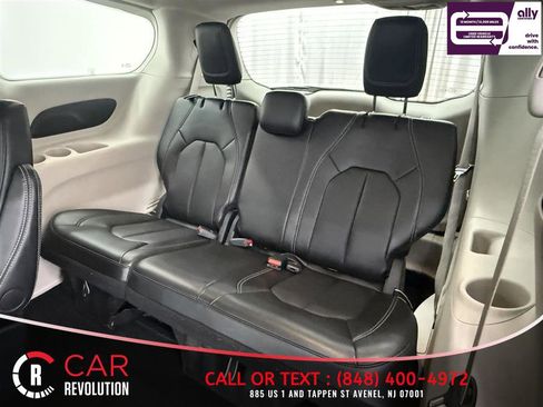 Used 2024 Chrysler Pacifica Touring-L image 39