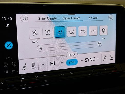 Used 2025 Volkswagen Atlas SE image 24