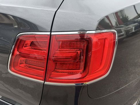 Used 2018 Bentley Bentayga AWD/4WD image 16