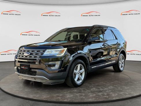 Used 2017 Ford Explorer XLT AWD/4WD image 1