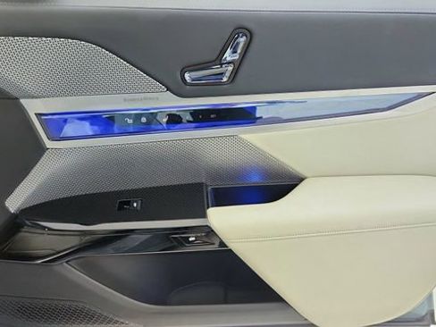 Used 2025 BMW 740i xDrive 740i xDrive w/ Premium Package image 24