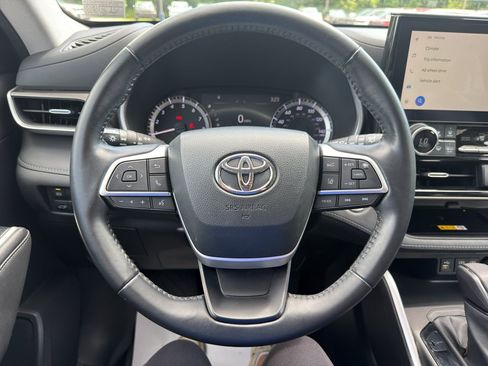 Used 2023 Toyota Highlander XLE AWD/4WD image 13