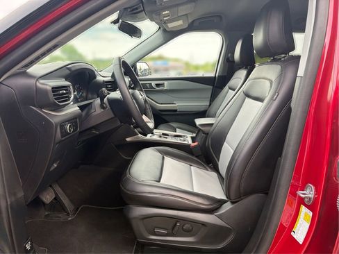 Used 2024 Ford Explorer XLT w/ Equipment Group 202A AWD/4WD image 9
