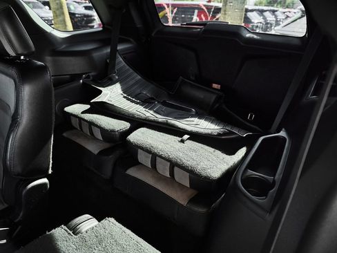 Used 2017 Ford Explorer XLT w/ Equipment Group 202A AWD/4WD image 43