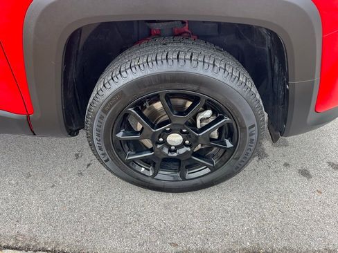 Used 2019 Jeep Renegade Latitude w/ Cold Weather Group image 12