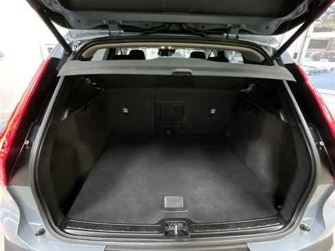 Used 2021 Volvo XC40 T5 Momentum image 14
