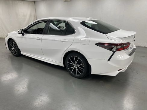 Used 2024 Toyota Camry SE image 3