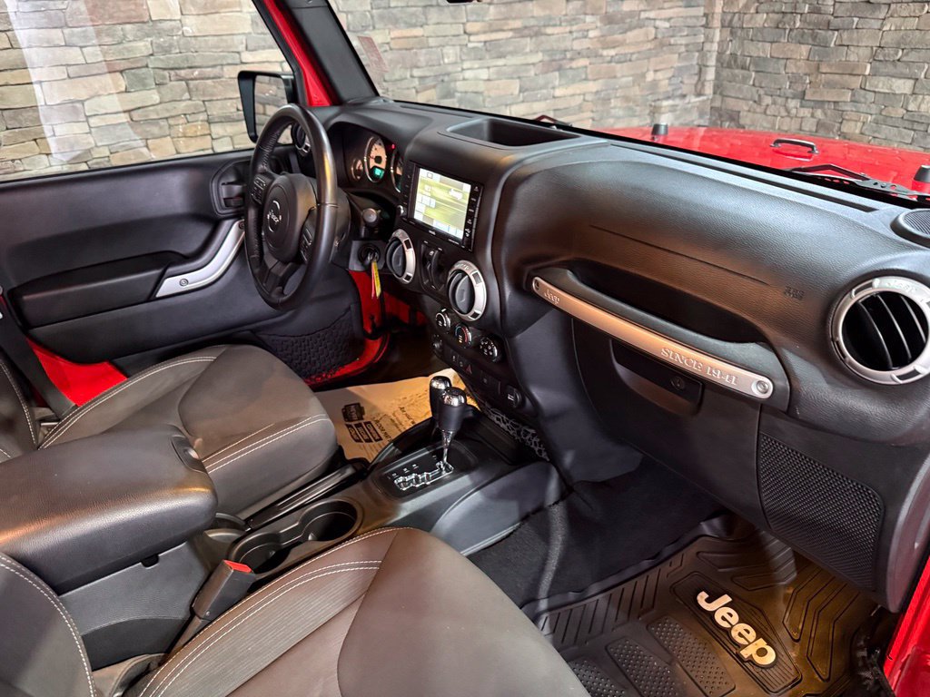 Used 2018 Jeep Wrangler Unlimited Sahara w/ Connectivity Group AWD/4WD image 3