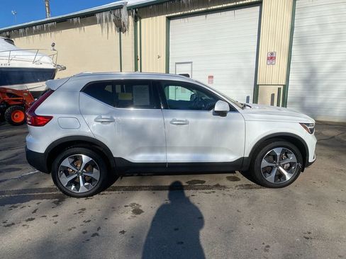 Used 2023 Volvo XC40 B5 Plus image 4