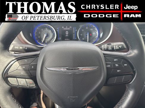 Used 2020 Chrysler Pacifica Touring-L FWD image 13