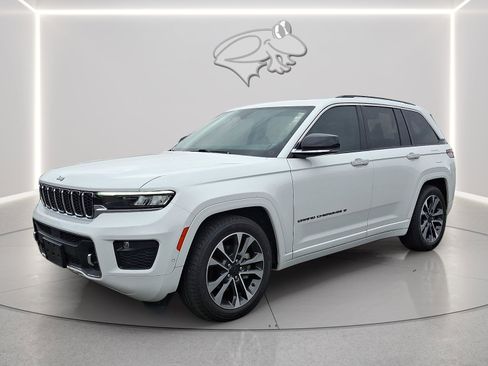Used 2023 Jeep Grand Cherokee Overland w/ Luxury Tech Group IV AWD/4WD image 3