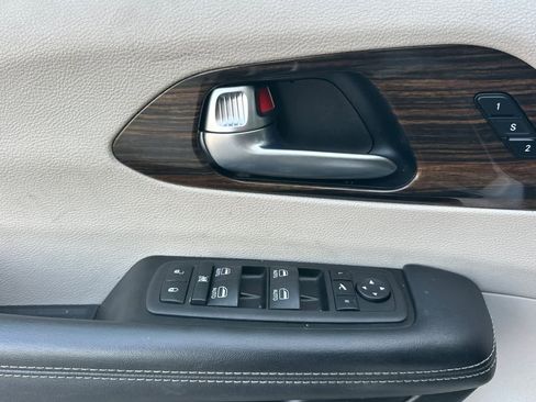 Used 2023 Chrysler Pacifica Limited image 13
