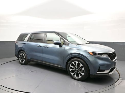 Used 2024 Kia Carnival EX FWD image 4