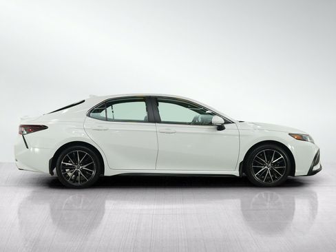 Used 2022 Toyota Camry SE FWD image 6