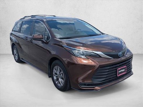 Used 2024 Toyota Sienna LE FWD image 3