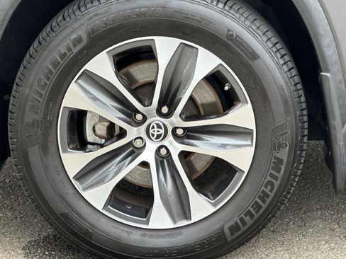 Used 2022 Toyota Highlander XLE image 28